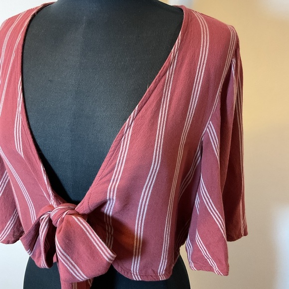 18. American Eagle Red Tie-Front Crop Blouse Size Medium - Picture 4 of 5